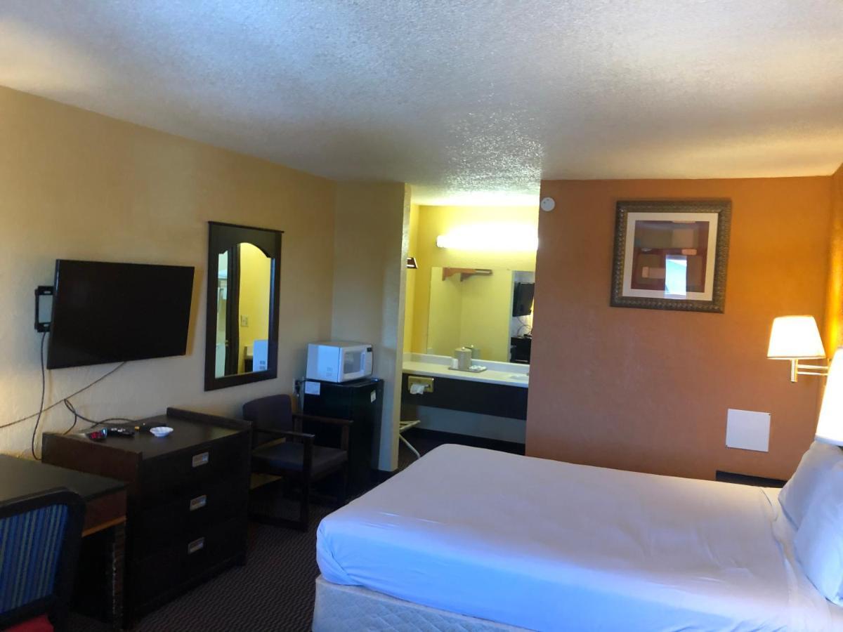 Nendels Inn & Suites Dodge City Airport Esterno foto